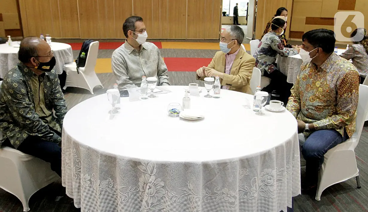 Director & Chief Strategy and Innovation Officer Arief Musta’in, Presdir & CEO Indosat Ooredoo Ahmad Al-Neama, Resident Representative UNDP Indonesia Norimasa Shimomura dan Director & COO Vikram Sinha berbincang menjelang MoU di Jakarta, Rabu (31/3/2021). (Liputan6.com/Pool/Indosat)
