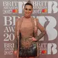 Penyanyi AS, Katy Perry berpose untuk fotografer setibanya di karpet merah ajang penghargaan Brit Awards 2017 di The O2 Arena, London, Rabu (22/2). Aksen rumbai-rumbai di bagian bawah pun menambah kesan seksi pada tampilan Katy Perry. (NIKLAS HALLE'N/AFP)