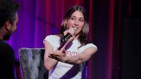 Caroline Polachek berbicara di atas panggung di Spotlight: Caroline Polachek di The GRAMMY Museum pada 18 September 2023 di Los Angeles, California. (Rebecca Sapp/Getty Images for The Recording Academy/AFP)