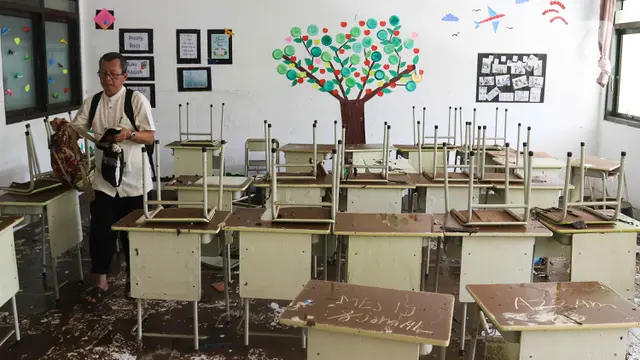 Petugas Gabungan Bersihkan MTSN 19 Jakarta Usai Diterjang Banjir