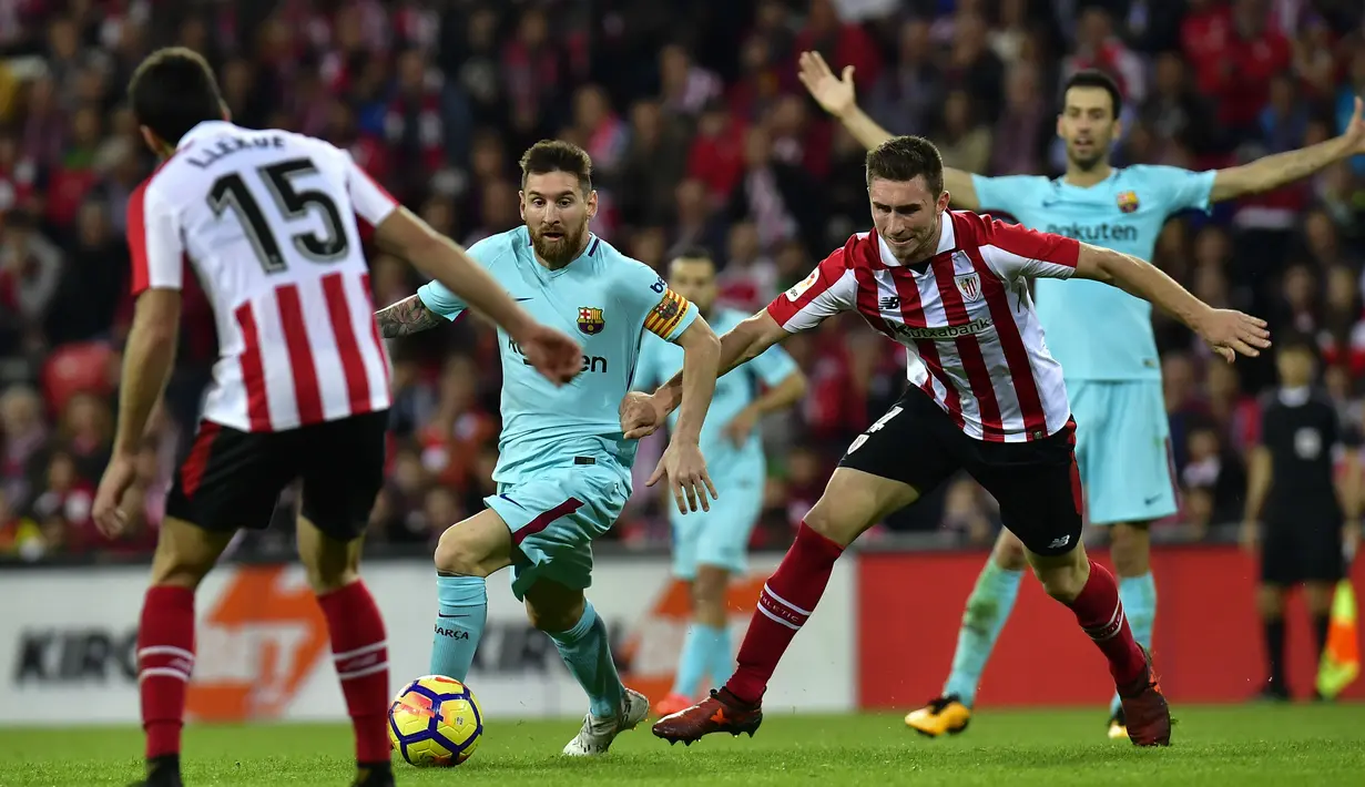Bintang FC Barcelona, Lionel Messi berusaha melewati adangan pemain Athletic Bilbao, Inigo Lekue (kiri) dan Aymeric Laportez pada lanjutan La Liga Santander di San Mames stadium, Bilbao, (28/102017). Barcelona menang 2-0. (AP/Alvaro Barrientos)
