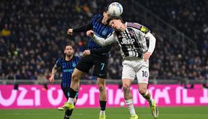 Gelandang Inter Milan, Piotr Zielinski, dan penyerang Juventus, Kenan Yildiz, berebut bola dalam laga derbi d'Italia yang berlangsung di Giuseppe Meazza, Minggu (15/2/2026) dini hari WIB. (Piero CRUCIATTI / AFP)
