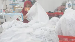 Pekerja menyelesaikan pembuatan mukena di pabrik busana muslim Siti Khadijah di kawasan Limo, Depok, Jawa Barat, Rabu (7/4/2021). Permintaan busana mukena di Siti Khadijah tersebut dipasarkan di tingkat lokal Indonesia dan internasional. (merdeka.com/Arie Basuki)