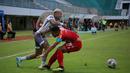 Penyerang Persib Bandung Ciro Alves (kiri) mencoba lepas dari penjagaan kapten Bali United Ricky Fajrin dalam pertandingan pekan ke-23 BRI Liga 1 2022/2023 di Stadion Maguwoharjo Sleman, Jumat (10/02/2023) WIB. (Bola.com/Maheswara Putra)
