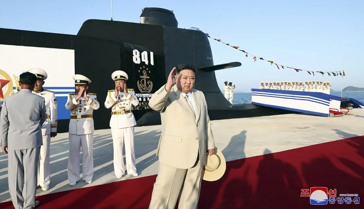 "Peluncuran kapal selam ini menandakan dimulainya babak baru dalam memperkuat kekuatan angkatan laut DPRK (nama resmi Korea Utara)," kata Kim Jong Un melalui laporan kantor berita Korea Utara, KCNA. (STR/KCNA VIA KNS/AFP)