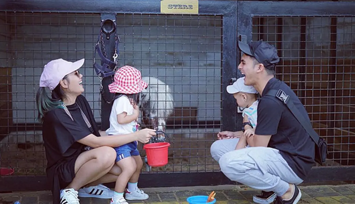 Keputusan Herfiza Novianti menutup aurat itu juga mendapat dukungan dari para netizen. Selain mendoakan istiqomah, dengan hijabnya, juga doa selalu bahagia dengan sang suami, Ricky Harun serta keluarganya. (Instagram/herfiza)