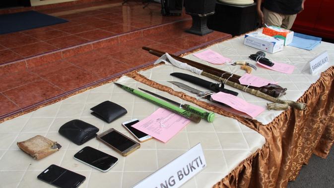 Polisi mengungkap kasus premanisme di Jakarta Barat, Kamis (28/11/2019). (foto: dok Polres Metro Jakarta Barat)