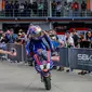 Pembalap Pata Yamaha, Toprak Razgatlioglu, melakukan selebrasi usai memenangkan Race 1 WSBK Mandalika 2022, Sabtu (12/11/2022). (AFP/Panji Anggoro)