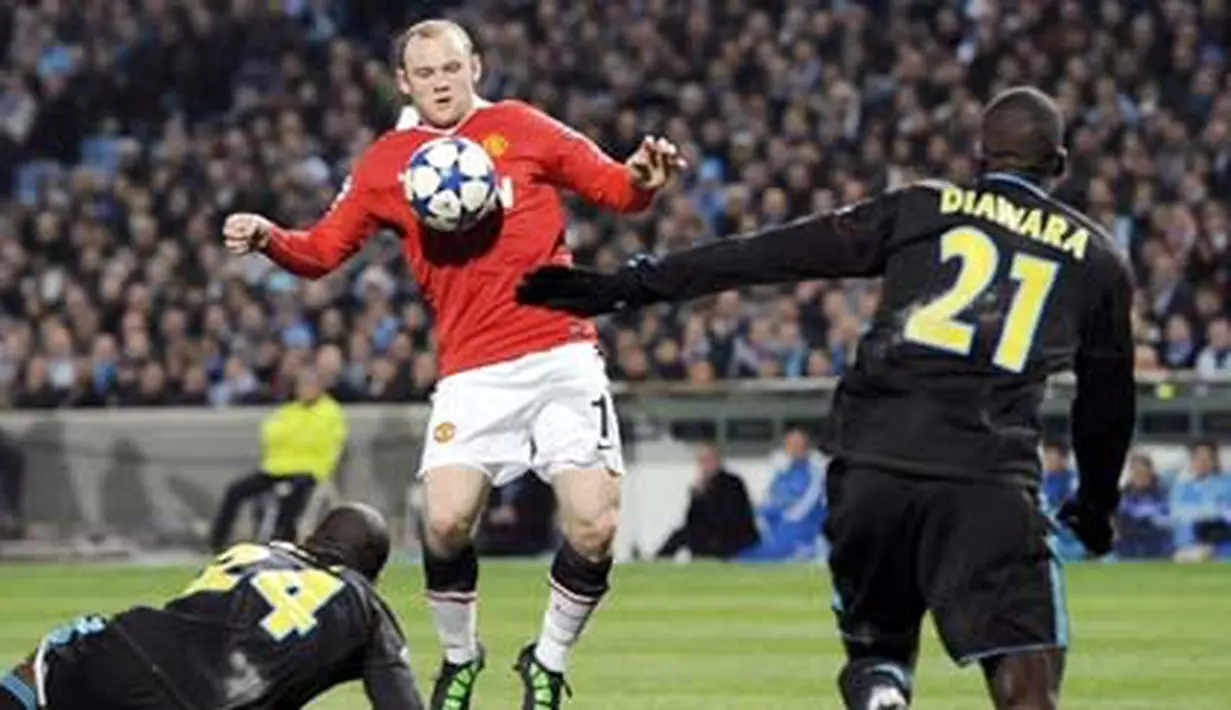 Striker MU Wayne Rooney mengontrol bola dikawal bek Marseille Souleymane Diawara dalam leg pertama 16 besar Liga Champions di Stade Velodrome, 23 Fabruari 2011.AFP PHOTO/BORIS HORVAT