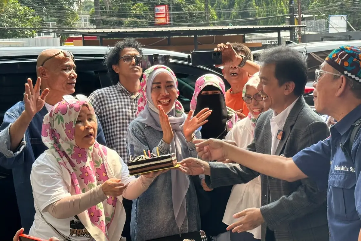 Pendukung merayakan hari ulang tahun Roy Suryo di Pengadilan Negeri Jakarta Selatan, Senin (20/7/2026).