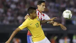 Strker Paraguay, Roque Santa Cruz, berusaha melewati gelandang Brasil, Luis Gustavo, pada kualifikasi Piala Dunia 2018 di Stadion Chaco, Paraguay, Rabu (30/3/2016). Kedua tim bermain imbang 2-2. (Reuters/Mario Valdez)
