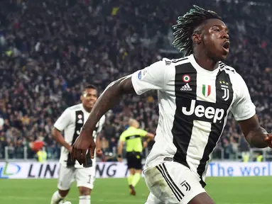 Penyerang Juventus, Moise Kean, melakukan selebrasi usai membobol gawang AC Milan pada laga Serie A di Stadion Allianz, Turin, Sabtu (6/4). Juventus menang 2-1 atas AC Milan. (AP/Andrea Di Marco)