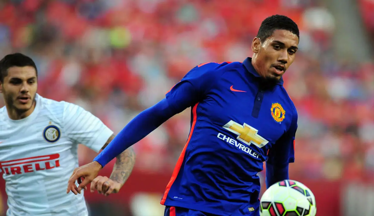 Pemain belakang Manchester United, Chris Smalling (kanan) mencoba mempertahankan bola dari kejaran Mauro Icardi (Inter Milan) di laga kedua Guines International Champions Cup di FedExField, (29/7/2014). (REUTERS/Evan Habeeb-USA TODAY Sports) 