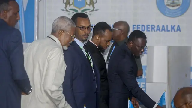 Anggota parlemen Somalia memberikan suara mereka dalam pemilihan presiden, di kamp militer Halane yang dilindungi oleh pasukan penjaga perdamaian Uni Afrika, di Mogadishu, Somalia Minggu, 15 Mei 2022. (AP Photo/Farah Abdi Warsameh)