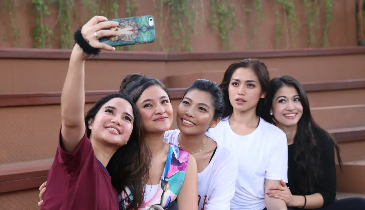 “Akhirnya kita pikir kalau ada acara lagi bakal diblow up. Bukan pamer, tapi untuk mengajak yang lain ikut serta. Makanya di medsos kita selalu tulis yang positif," papar Chacha. (Adrian Putra/Bintang.com)