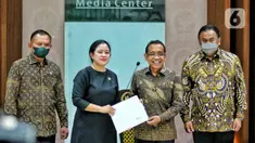 Menteri Sekretariat Negara Pratikno menyerahkan Surat Presiden penunjukan Panglima TNI kepada Ketua DPR Puan Maharani di Media Center DPR, Senayan, Jakarta, Senin (28/11/2022). Presiden Joko Widodo menunjuk Kepala Staf Angkatan Laut (KSAL) Laksamana TNI Yudo Margono sebagai calon Panglima TNI menggantikan Jenderal Andika Perkasa yang akan memasuki masa pensiun pada 21 Desember 2022 mendatang. (Liputan6.com/Angga Yuniar)