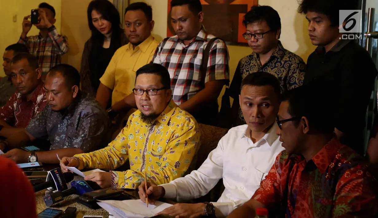 Ketua GMPG, Ahmad Doli Kurnia bersama Generasi Muda Partai Golkar memberikan keterangan pers kepada wartawan di Jakarta, Rabu (19/7). GMPG mendesak Setya Novanto mengundurkan diri dari Ketum Partai Golkar dan Ketua DPR RI. (Liputan6.com/Johan Tallo)