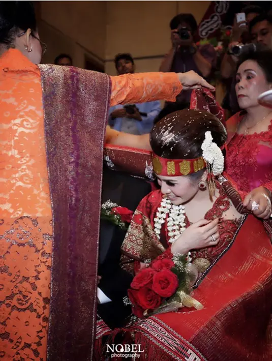 Sebelumnya Momo vokalis Geisha menggelar acara mewah disebuah hotel di Jawa Timur. Resepsi pernikahan di tanah kelahiran suaminya, Nicola Reza Samudra itu mengusung adat Jawa. (Instagram/nobelphotography)