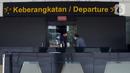 Petugas kebersihan melakukan aktivitas di Bandara Halim Perdanakusuma, Jakarta, Rabu (26/1/2022). Bandara Halim Perdanakusuma ditutup selama 3,5 bulan untuk proses revitalisasi. (merdeka.com/Imam Buhori)