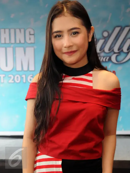Artis sinetron Prilly Latuconsina berpose usai merilis album perdananya bertajuk Sahabat Hidup di kawasan Lenteng Agung, Jakarta, Rabu (9/3). Album yang berisi sembilan lagu tersebut diproduseri oleh musisi Maia Estianty. (Liputan6.com/Herman Zakharia)