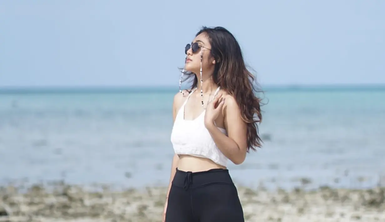 Menilik dari laman Instagramnya, sepertinya kacamata adalah fashion item favorit Zulfa Maharani ketika liburan. Kenakan kacamata ketika menikmati keindahan alam terasa jadi lebih syahdu dan bebas menikmati pemandangan sekitar tanpa terganggu karena teriknya sinar matahari yang menyilaukan mata. (Liputan6.com/IG/@zulfamaharani)