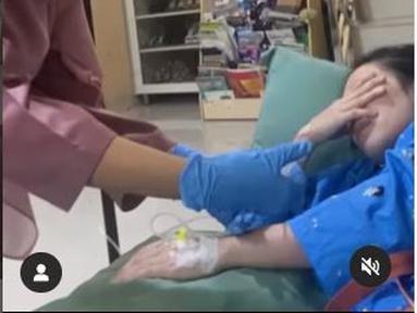 Ayu Ting Ting saat menjalani pengobatan di rumah. Tampak salah satu tangannya terpasang selang infus. (Foto: Instagram/@mom_ayting92_)