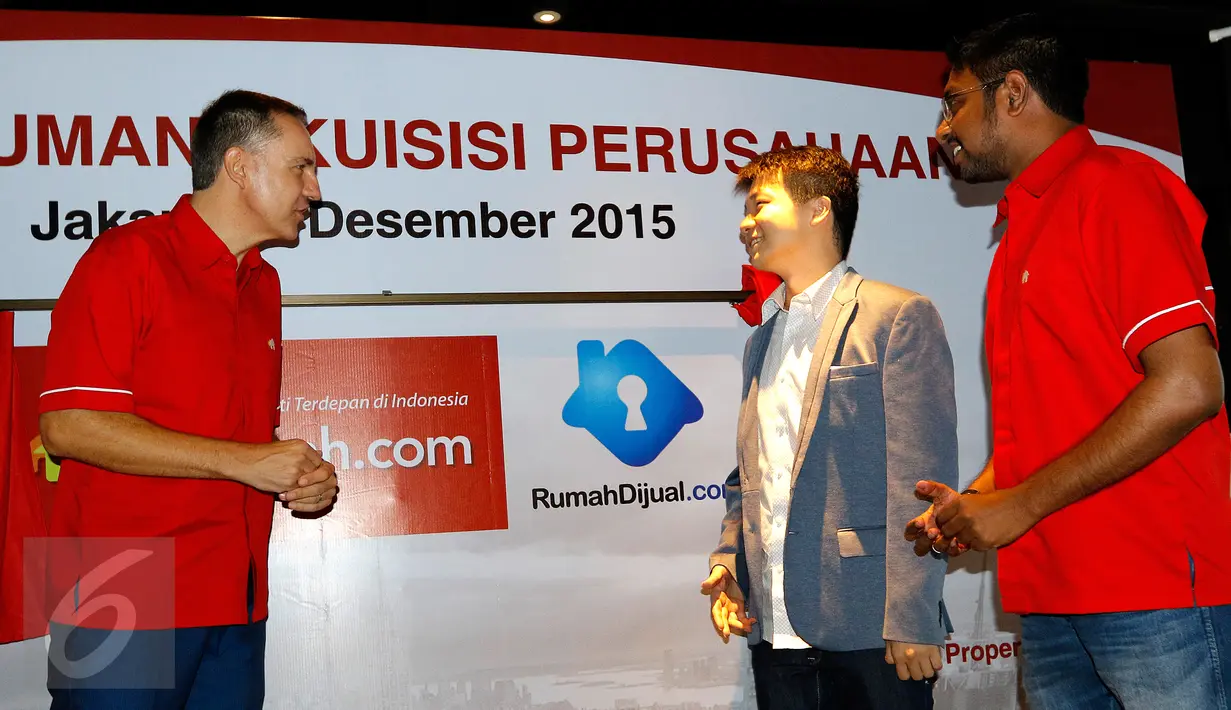 (Ki-ka) CEO grup PropertyGuru Steve Melhuish, Pendiri Rumahdijual.com  Yohanes Aristianto dan Country GM Rumah.com Wasudewan berbincang usai pengumuman akuisisi perusahaan Rumah.com dengan Rumahdijual.com, Jakarta (3/12). (Liputan6.com/Fery Pradolo)