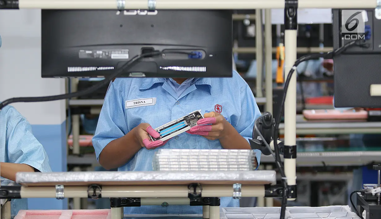 Teknisi melakukan proses perakitan smartphone Xiaomi di pabrik PT. Sat Nusapersada, Batam, Senin (4/11). Perusahaan Xiaomi dan Sat Nusapersada menghasilkan produk-produk yang memenuhi Tingkat Konten Domestik (TKDN). (Liputan6.com/Fery Pradolo)