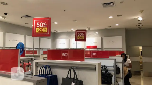 Kondisi gerai ritel Debenhams di Senayan City sebelum tutup. Gerai ritel ini mengumbar diskon besar-besaran bagi berbagai produknya (Vina A. Muliana/Liputan6.com)