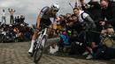 Pembalap Alpecin-Deceuninck, Mathieu van der Poel memacu sepedanya dalam ajang Paris Roubaix 2025 pada Minggu (13/04/2025) waktu setempat. Van der Poel menyelesaikan balapan yang menempuh jarak 259,2 km antara Compiegne hingga Roubaix, Prancis dengan catatan waktu 5 jam 27 menit 27 detik. (AFP/Jeff Pachoud)