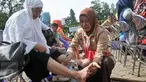 Pembina anggota Kwarnas Gerakan Pramuka menangis sambil membasuh kaki ibunya di Taman Wiladatika Cibubur, Jakarta, Rabu (21/12). Aksi massal membasuh kaki ibu itu dalam rangka memperingati Hari Ibu 2016. (Liputan6.com/Yoppy Renato)