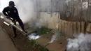 Petugas melakukan pengasapan (fogging) untuk memutus siklus hidup nyamuk aedes aegypti di Jalan Delima Raya, Jakarta Barat, Selasa (30/4/2019). Pengasapan itu untuk mencegah penyebaran wabah penyakit Demam Berdarah Dengue (DBD) saat musim hujan mulai terjadi di Jakarta. (Liputan6.com/Johan Tallo)