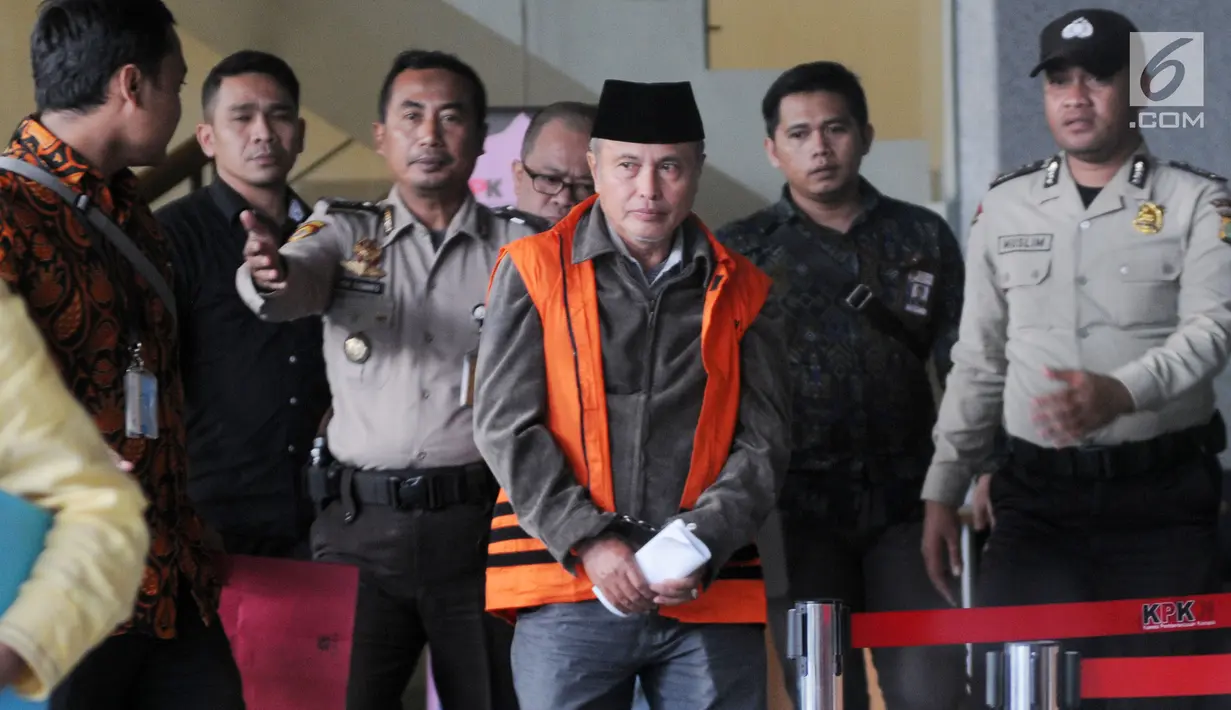 Anggota DPRD Jambi Elhelwi usai menjalani pemeriksaan di Gedung KPK, Jakarta, Rabu (24/7/2019). Elhelwi resmi ditahan 20 hari ke depan untuk mempermudah pemeriksaan terkait kasus dugaan suap pengesahan APBD 2017-2018 Provinsi Jambi. (merdeka.com/Dwi Narwoko)