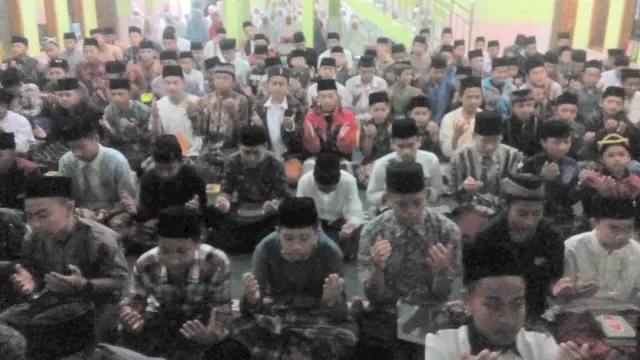 Ratusan santri pesantren tengah khusuk menjalankan rutinitas keagamaan selama Ramadan