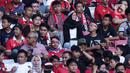 Suporter tim garuda memadati tribun penonton saat menyaksikan laga timnas Indonesia melawan Vietnam pada semifinal leg pertama Piala AFF 2022 di Stadion Utama Gelora Bung Karno, Jakarta, Jumat (6/1/2023). Indonesia akan melakoni laga tandang semifinal Piala AFF 2022 melawan Vietnam pada Senin (9/1). (Liputan6.com/Helmi Fithriansyah)