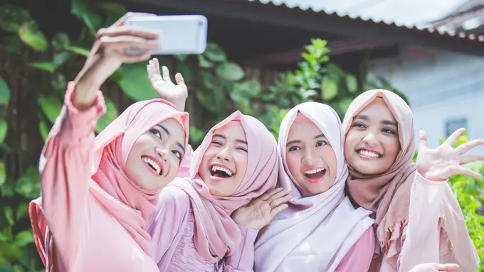 Selfie Lebaran Anti Pucat! Rahasia Makeup untuk Tampil Fresh & On Point Seharian