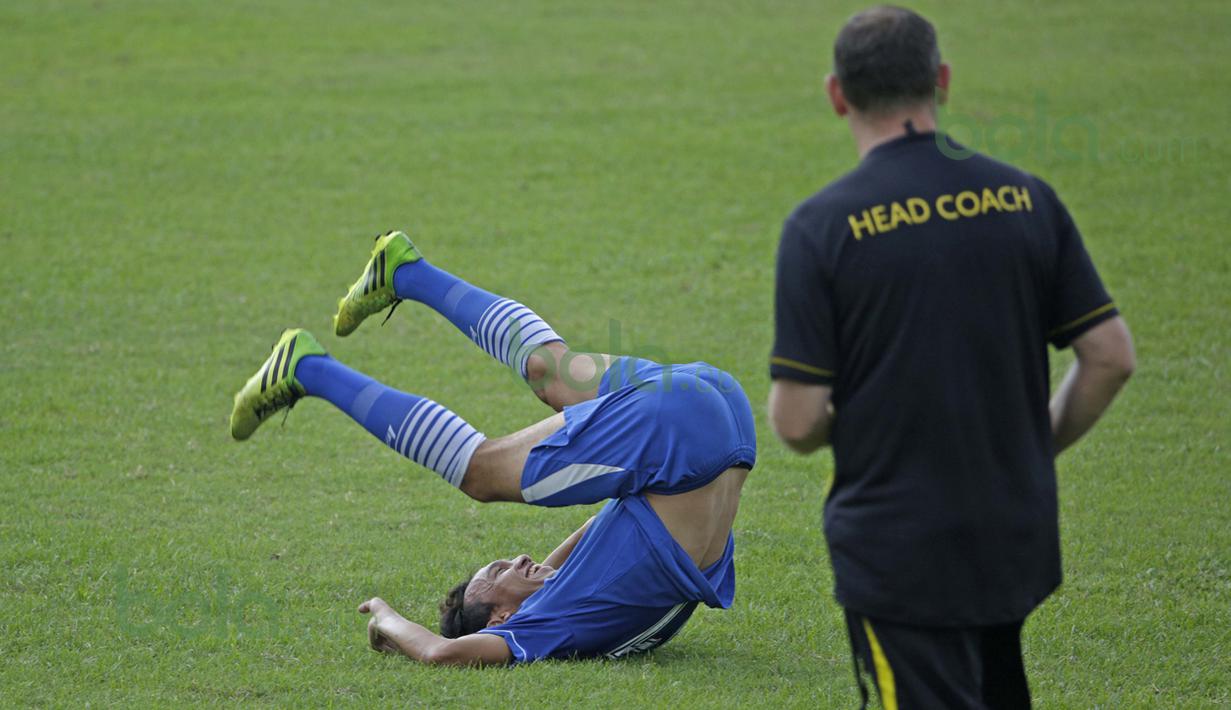 Para pemain Persib Bandung menikmati latihan sore dengan santai jelang laga melawan Arema Cronus pada turnamen sepak bola Bali Island 2016 di Stadion Gelora Samudra, Kuta, Bali, Senin (22/2/2016). (Bola.com/Peksi Cahyo)