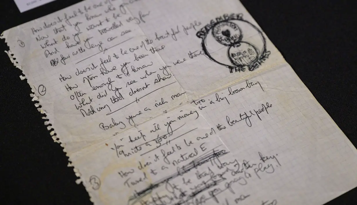 Ada juga tulisan tangan John Lennon dan Paul McCartney ketika menulis lirik lagu. (Photo by ANGELA WEISS / AFP)