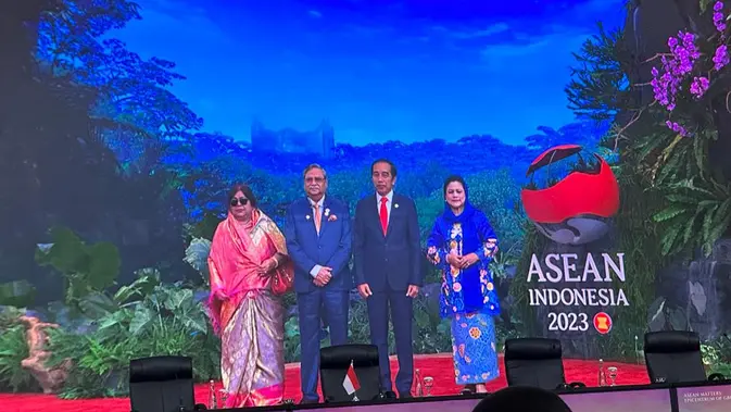 <p>Presiden Jokowi dan Ibu Iriana menyambut Presiden Bangladesh Mohammed Shahabuddin dan istri Rebecca Sultana sebelum KTT ke-43 ASEAN dimulai di Plenary Hall, JCC, Jakarta, Selasa (5/9/2023). (Liputan6/Benedikta Miranti)</p>