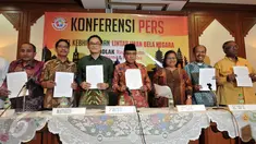 Tokoh lintas Agama menunjukan pernyataan sikapnya saat menggelar Konferensi Pers di PBNU, Jakarta, Jumat (15/1/2016). Preskon ini terkait Apel Kebhinnekaan Lintas Iman Bela Negara "Menolak Radikalisme, Terorisme dan Narkoba" (Liputan6.com/Johan Tallo)