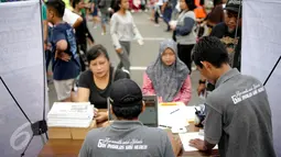 Petugas KPUD Jakarta saat melakukan pemeriksaan data pemilih yang terdaftar sebagai pemilih tetap jelang Pilkada DKI 2017 putaran kedua, di kawasan Bundaran HI, Jakarta, Minggu (26/3). (Liputan6.com/Faizal Fanani)