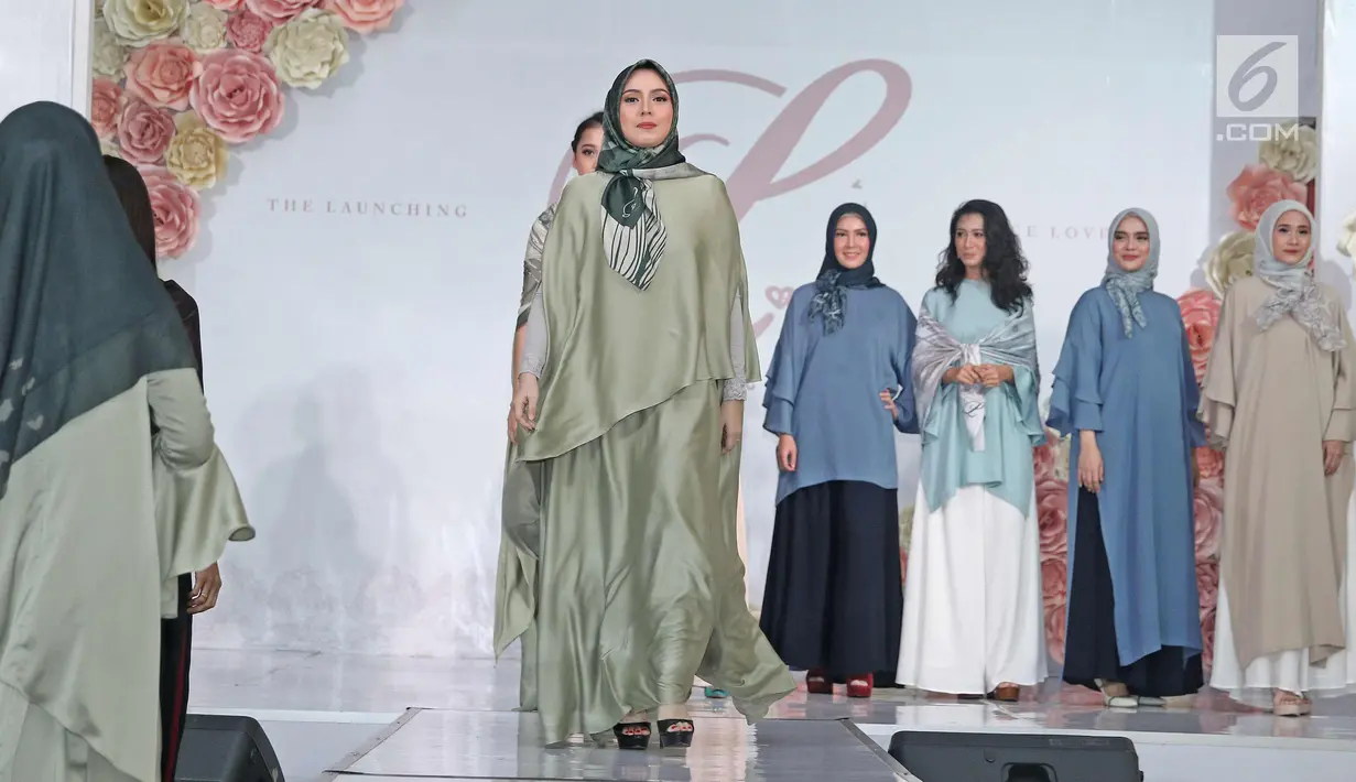 Model berjalan di atas catwalk saat launching hijab Lacelove by Laudya Cynthia Bella di kawasan Sudirman, Jakarta, Selasa (31/10). Bella memamerkan rancangannya sebanyak 22 hijab. (Liputan6.com/Herman Zakharia)