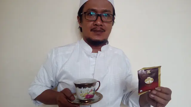 KH Aceng Hasan, pengelola Gentong Mas menunjukan produk unggulannya