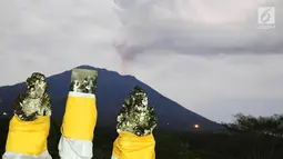 Potret pemandangan Gunung Agung di Karang Asem, Bali (30/11). H+6 pasca erupsi, warna merah di puncak Gunung Agung mulai tampak samar, berbeda dengan beberapa hari sebelumnya. (Liputan6.com/Immanuel Antonius)