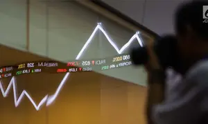 Layar indeks harga saham gabungan menunjukkan data di Bursa Efek Indonesia, Jakarta, Selasa (2/1). Angka tersebut naik signifikan dibandingkan tahun 2016 yang hanya mencatat penutupan perdagangan pada level 5.296,711 poin. (Liputan6.com/Faizal Fanani)