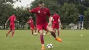 Striker Persija Jakarta, Marko Simic, mengontrol bola saat latihan di Lapangan Sutasoma Halim, Jakarta, Sabtu (3/3/2018). Latihan ini digelar sebelum berangkat ke Vietnam untuk melawan SLNA pada Piala AFC. (Bola.com/Asprilla Dwi Adha)