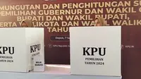 Salah seorang warga memperagakan proses pemungutan suara yang dilaksanakan KPU RI di salah satu TPS wilayah Kukusan, Depok, Jawa Barat. (Liputan.com/Dicky Agung Prihanto)