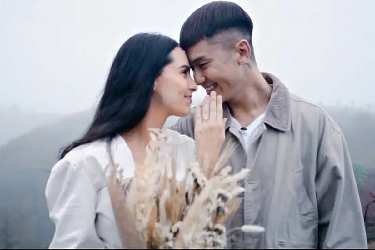 Lamar Kekasih di Atas Gunung, Ini 7 Momen Mesra Rafael Tan dan Sabina Paz