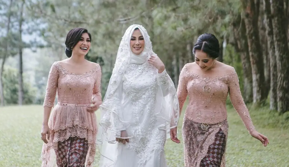 Mama Amy pun berpesan agar ketiga anaknya bisa mengajak pasangannya masing-masing untuk bisa saling akur dengan kakak adiknya. Amy pun yakin, sang suami yang sudah tiada akan bahagia melihat anak-anaknya. (Instagram/amy_r_qanita)