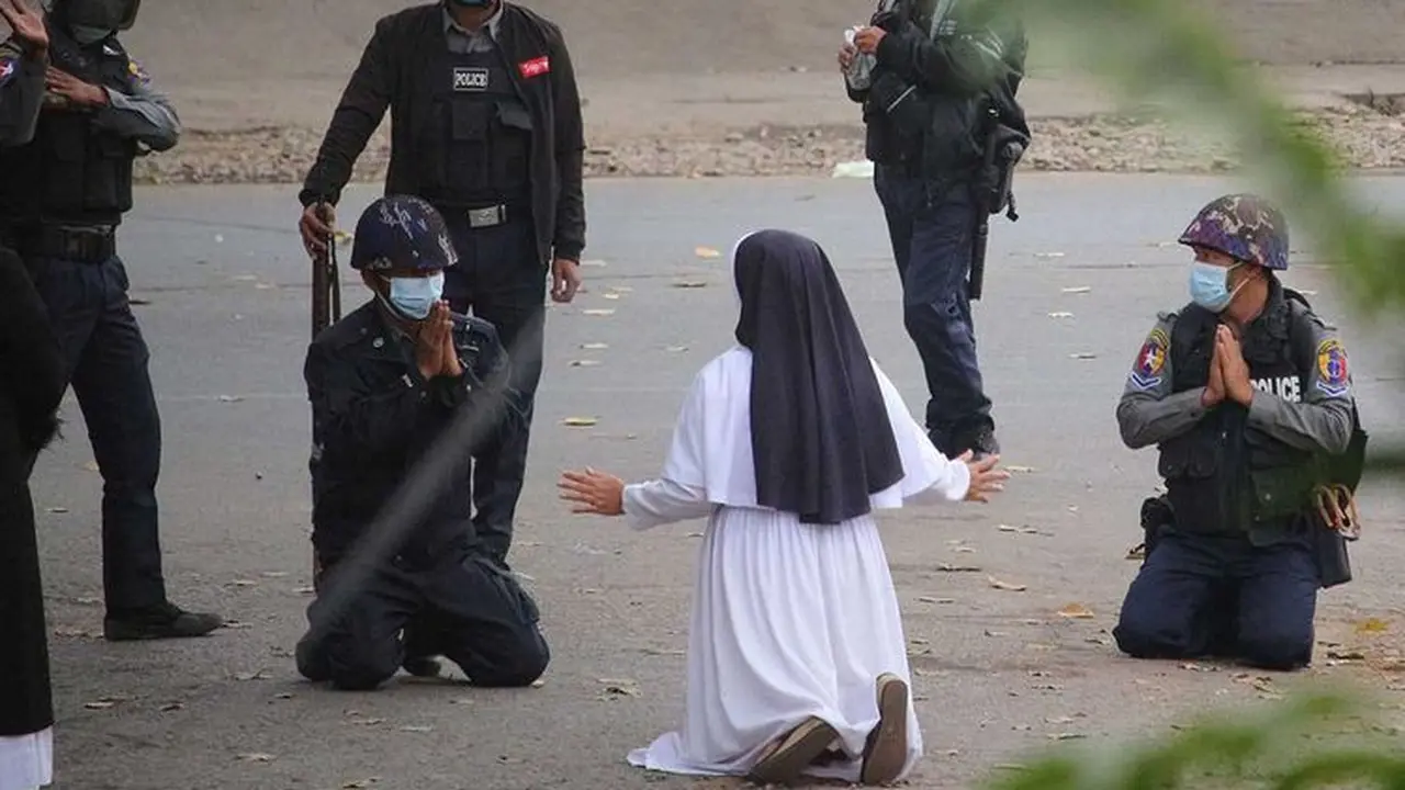 Biarawati bernama Ann Rose Nu Tawng menjadi perhatian dunia ketika berhadapan dengan aparat dan mengatakan untuk 'tidak menembak dan menyiksa anak-anak' dalam demonstrasi anti kudeta di Myanmar (Photo credit: Handout Myitkyina News Journal/AFP)